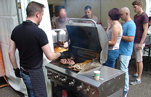 Familienfest Grillen auf einem Familienfest.